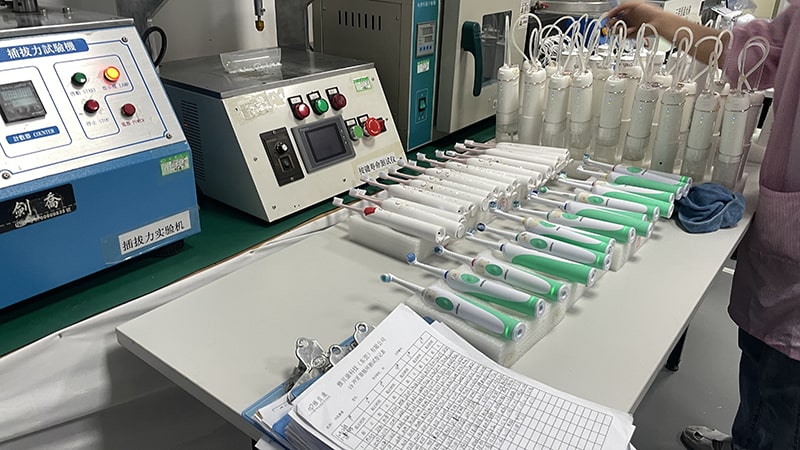 Ako výrobca elektrických zubných kefiek zabezpečuje kvalitu produktov a servis